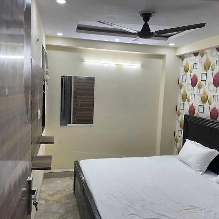 Hotel O Devansh Inn New Delhi Bagian luar foto
